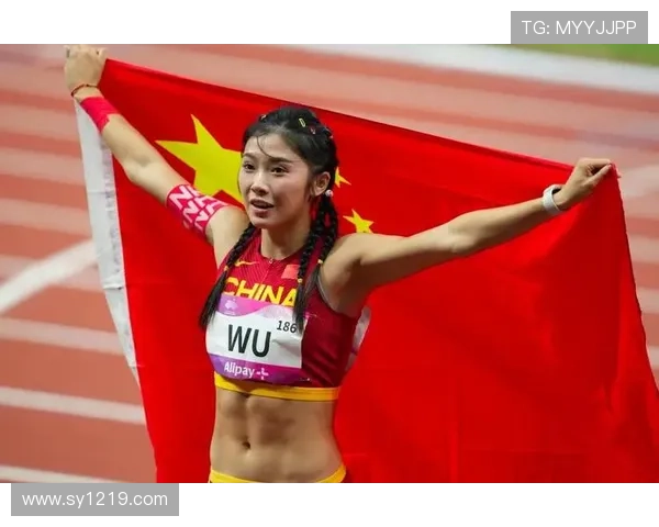 吴艳妮赛前涂指甲油的样子，真不像要上跑道的人